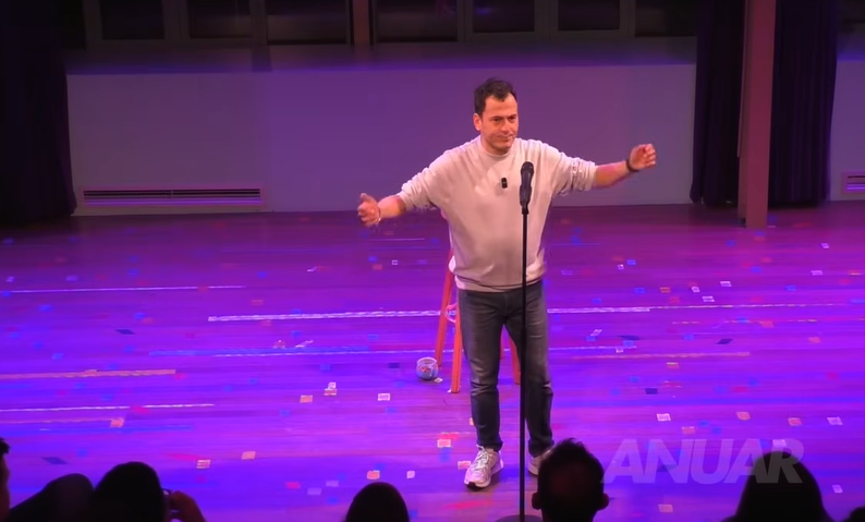 Vrouw loopt boos de zaal uit bij show cabaretier Anuar na grap over LGBTQ' ers