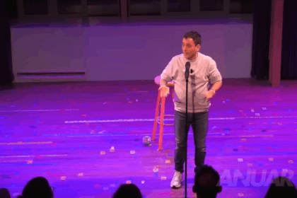 Vrouw loopt boos de zaal uit bij show cabaretier Anuar na grap over LGBTQ' ers