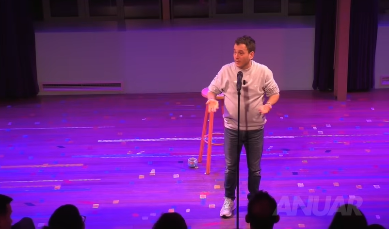 Vrouw loopt boos de zaal uit bij show cabaretier Anuar na grap over LGBTQ' ers