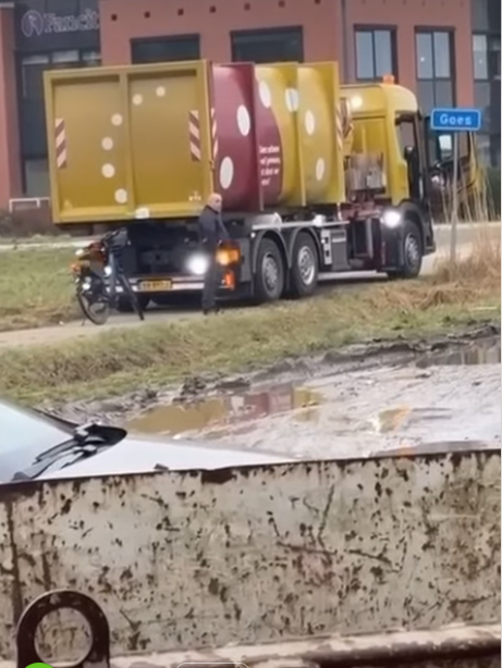 Vrachtwagenchauffeur knikkert fietser die niet opzij wil gaan de sloot in