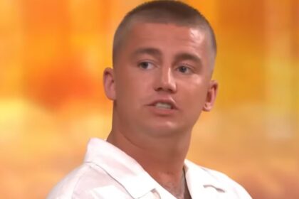 Fans woedend op Mart Hoogkamer vanwege 'opvallend verzoek': 'Is dit een grap?!'