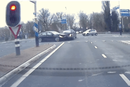 Dashcamvideo van aanrijding met Tesla-taxi gaat viral vanwege kurkdroge comment