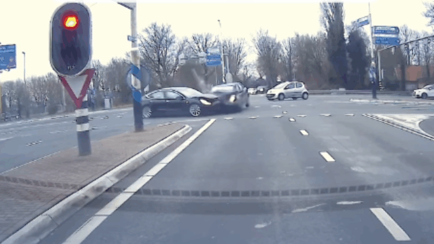 Dashcamvideo van aanrijding met Tesla-taxi gaat viral vanwege kurkdroge comment