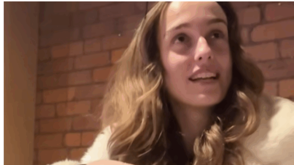 Foodfluencer boos op kok dat eten koud is nadat ze eerst review van 10 minuten heeft gemaakt