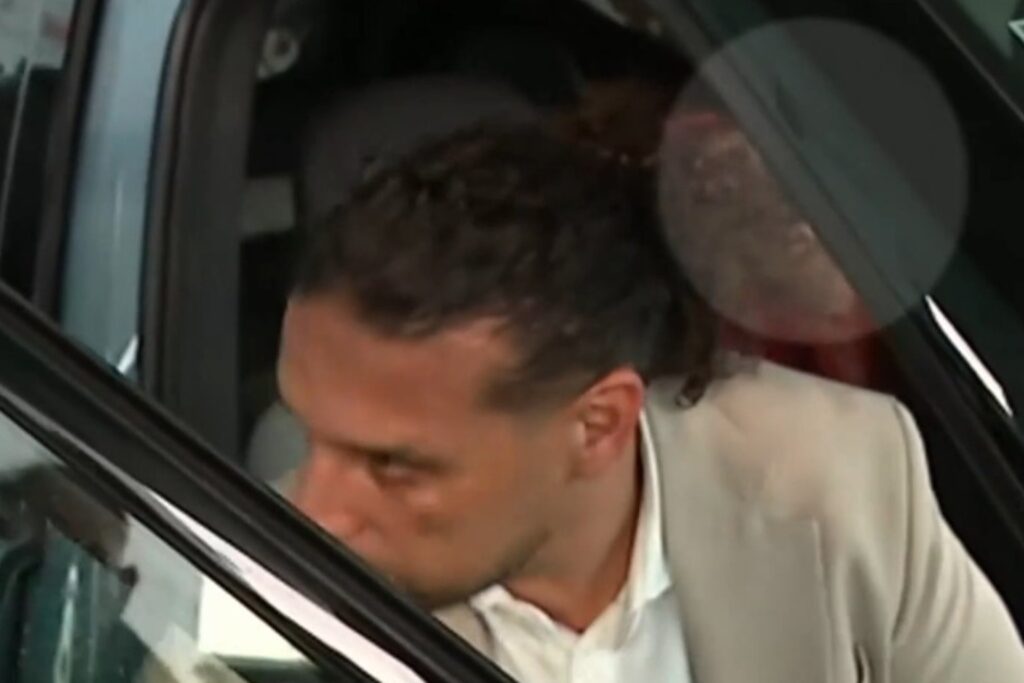 Opvallende persoon gespot in auto Ali B! "Dit bevestigt de vermoedens!"