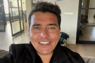 Jan Smit lijkt relatie per ongeluk te bevestigen met opzichtige AI-blunder op vakantiefoto