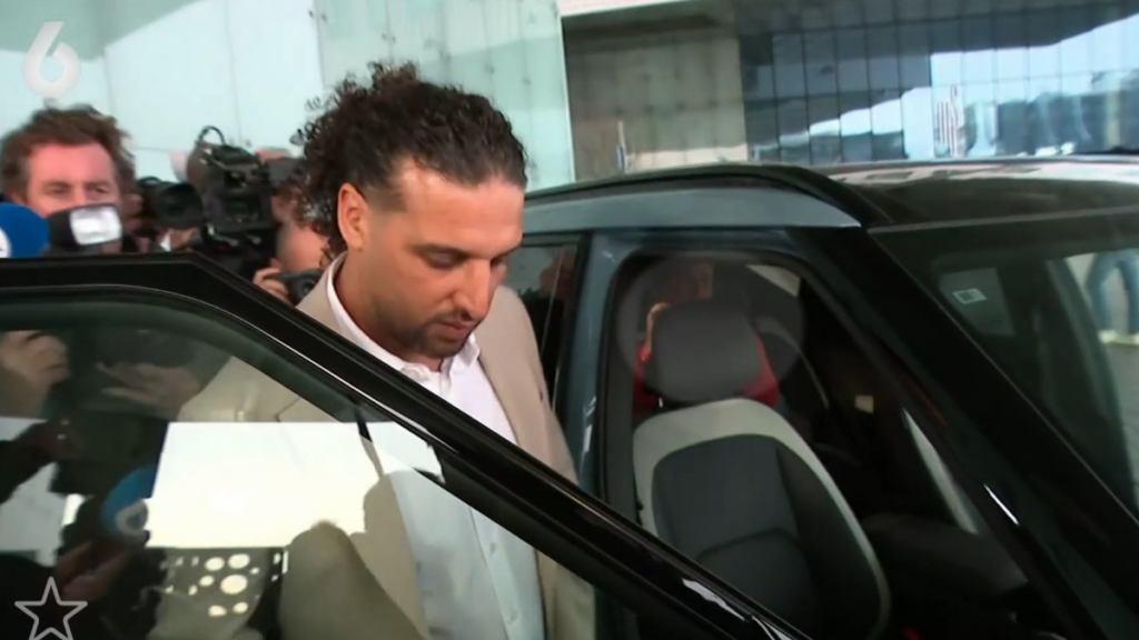 Opvallende persoon gespot in auto Ali B! "Dit bevestigt de vermoedens!"