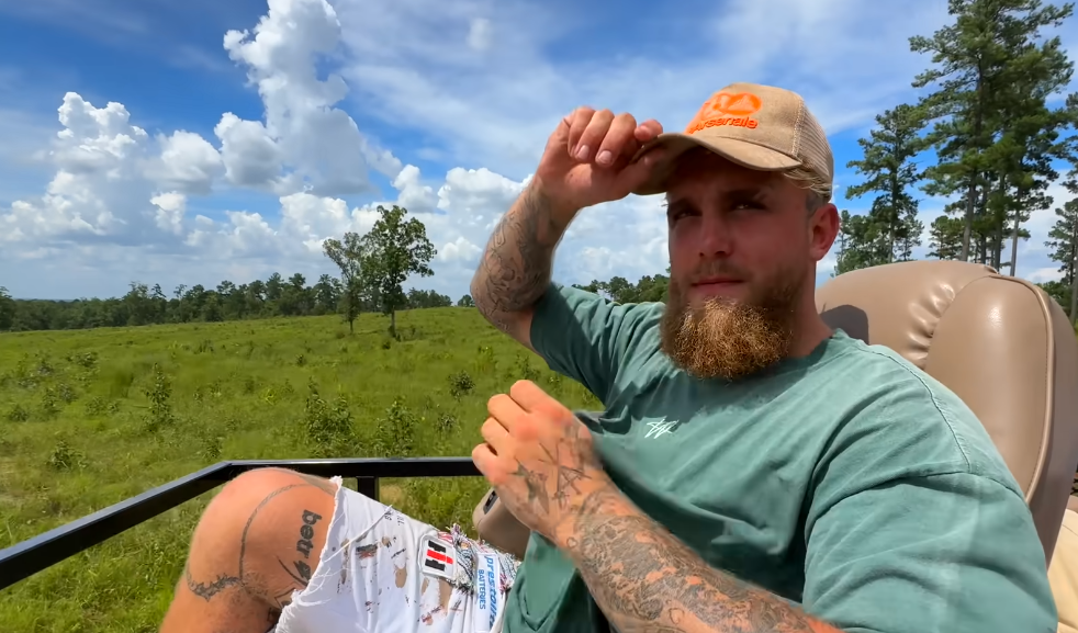 Jake Paul poseert met afgeschoten herten en alligators na jacht en krijgt enorme kritiek