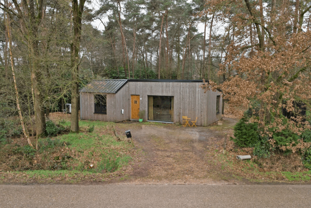 Natuurliefhebbers opgelet: prachtige bosbungalow op Funda kan voor €239.500 van jou zijn!