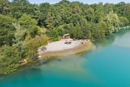 Kolossale woonboerderij met privéstrand te koop op Funda