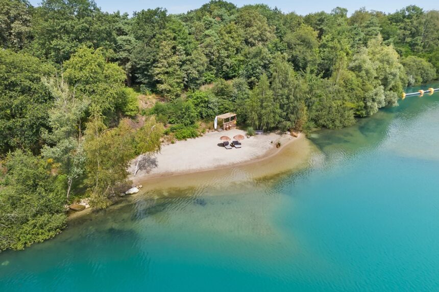 Kolossale woonboerderij met privéstrand te koop op Funda