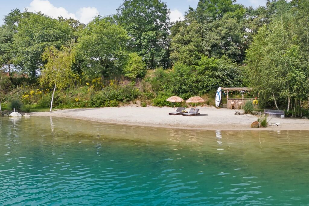 Kolossale woonboerderij met privéstrand te koop op Funda