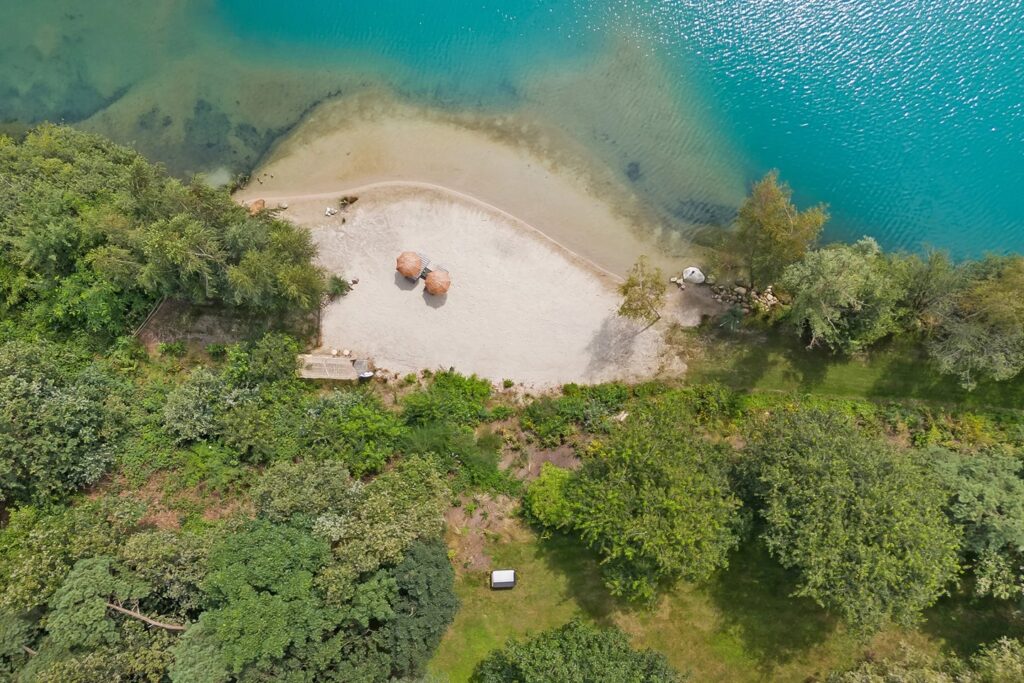 Kolossale woonboerderij met privéstrand te koop op Funda