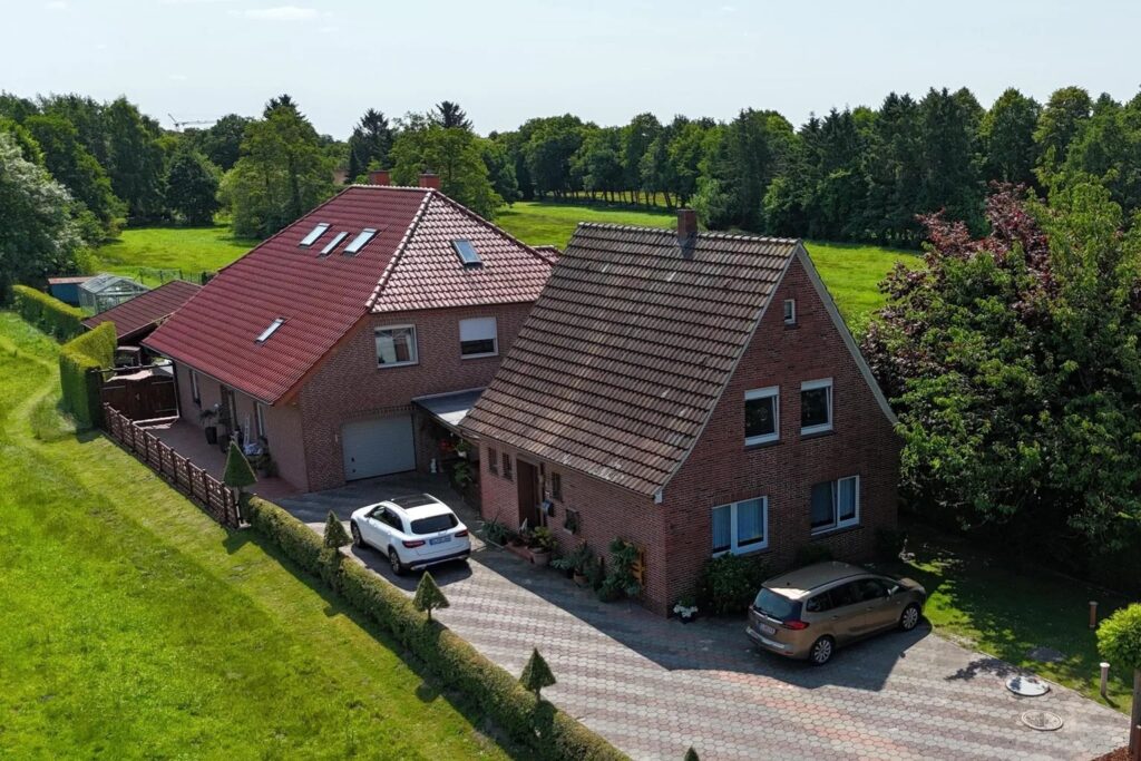 2 Duitse huizen op 1 kavel met zwembad op 10 min. van de Nederlandse grens te koop voor prikkie!