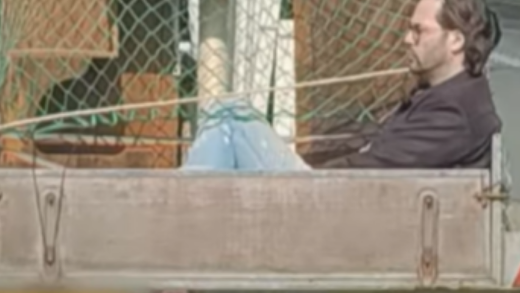 Gast gaat doodleuk op de snelweg in de aanhanger zitten omdat auto vol zit