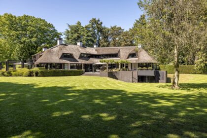 Neem een kijkje in het duurste huis van Nederland met panic room, 26 tv's en wellness