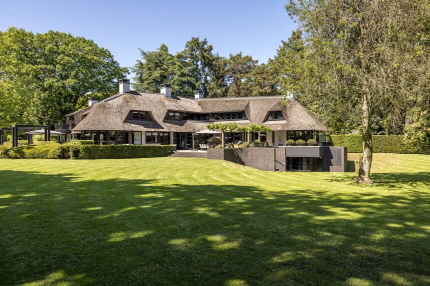 Neem een kijkje in het duurste huis van Nederland met panic room, 26 tv's en wellness