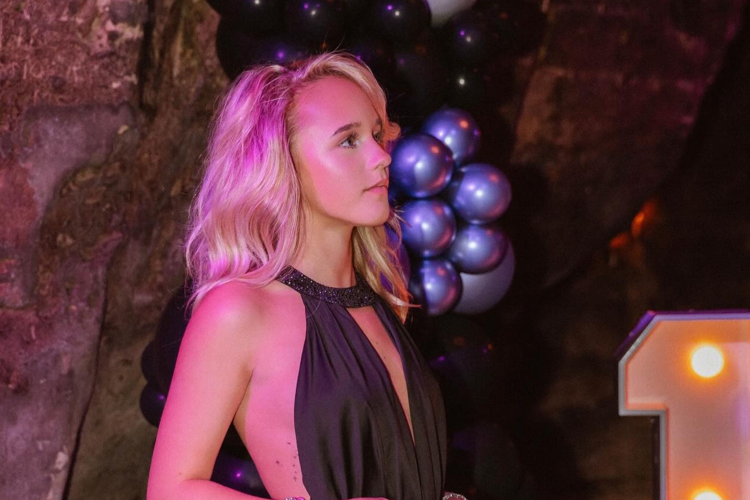 Emma Kok viert 18e verjaardag door gelijk meest kittige pakjes te sho