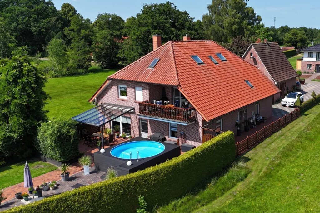 2 Duitse huizen op 1 kavel met zwembad op 10 min. van de Nederlandse grens te koop voor prikkie!