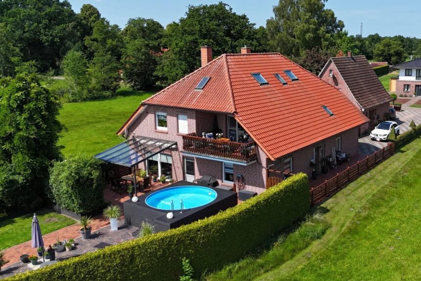 2 Duitse huizen op 1 kavel met zwembad op 10 min. van de Nederlandse grens te koop voor prikkie!