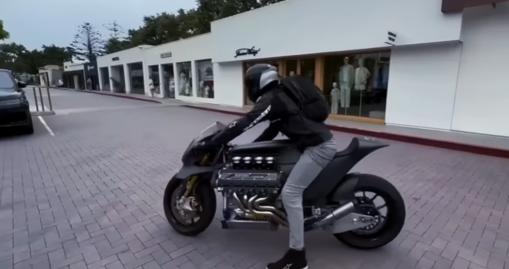 Gast bouwt Ferrari en motor om tot 'Ferrari motor motor'