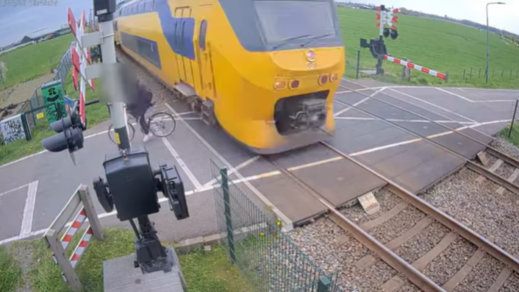 Fietser kruipt bijna letterlijk door oog van de naald door op laatste moment spoor over te steken