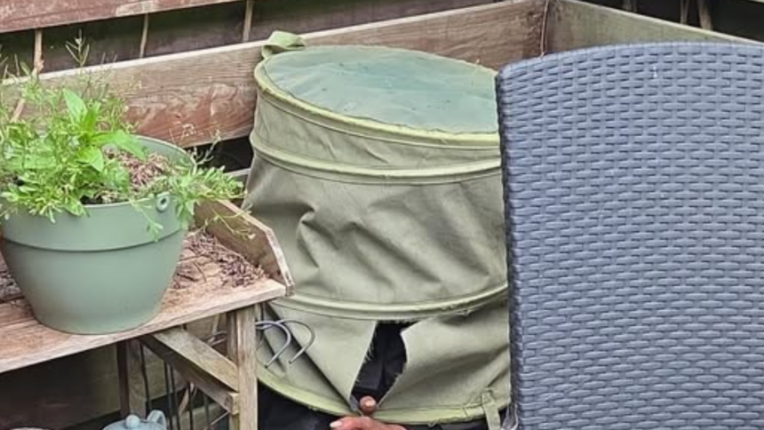 Inbreker in Zoetermeer probeert zich te verstoppen maar politie heeft 'm door: Foto gaat viraal