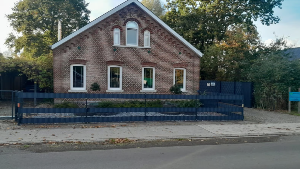 Moderne woonboerderij met compleet landgoed in Oost-Friesland te koop voor een prikkie