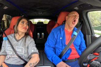 Andy van der Meijde vertelt Melisa wat hij gedroomd heeft en mag paar nachtjes op de bank slapen