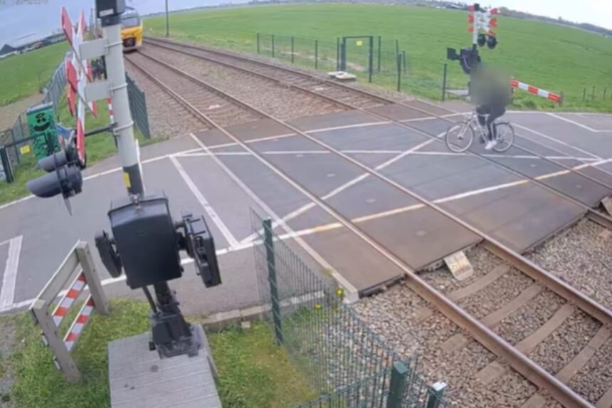 Fietser kruipt bijna letterlijk door oog van de naald door op laatste moment spoor over te steken