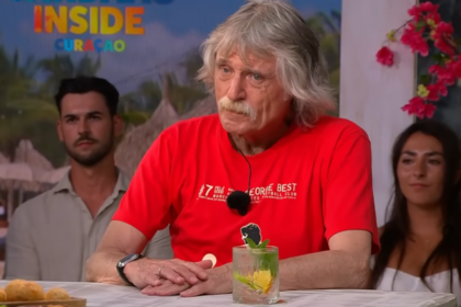 Johan Derksen diep door het stof na misplaatste opmerking: 'Wist niet dat hij nóg dieper kon zinken'