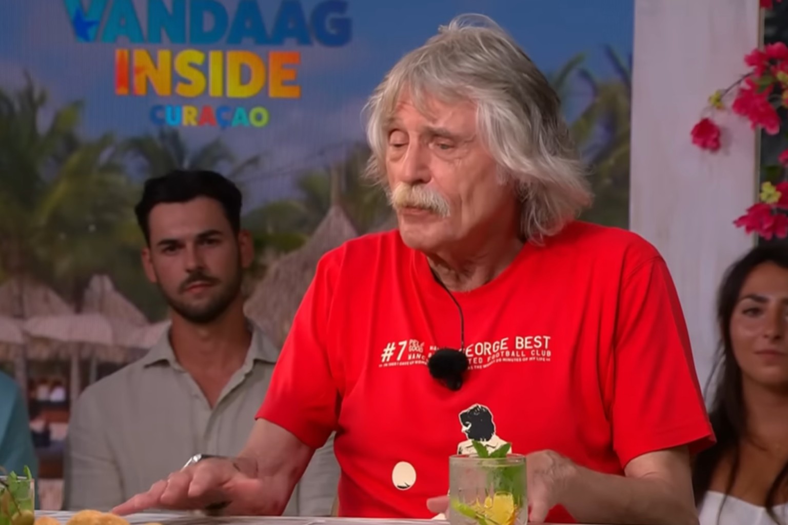 Johan Derksen diep door het stof na misplaatste opmerking: 'Wist niet dat hij nóg dieper kon zinken'