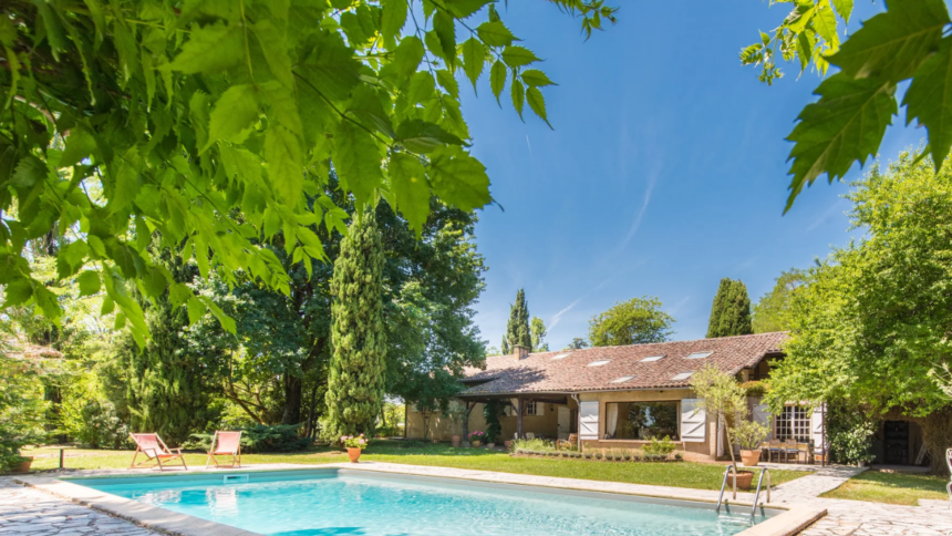 Charmante Franse villa met zwembad en uitzicht op de Pyreneeën op Funda voor een prikkie