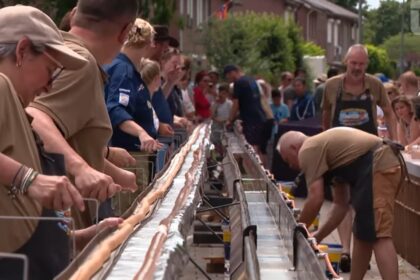 Limburgers verbreken wereldrecord door absurd lange frikandel te bakken 