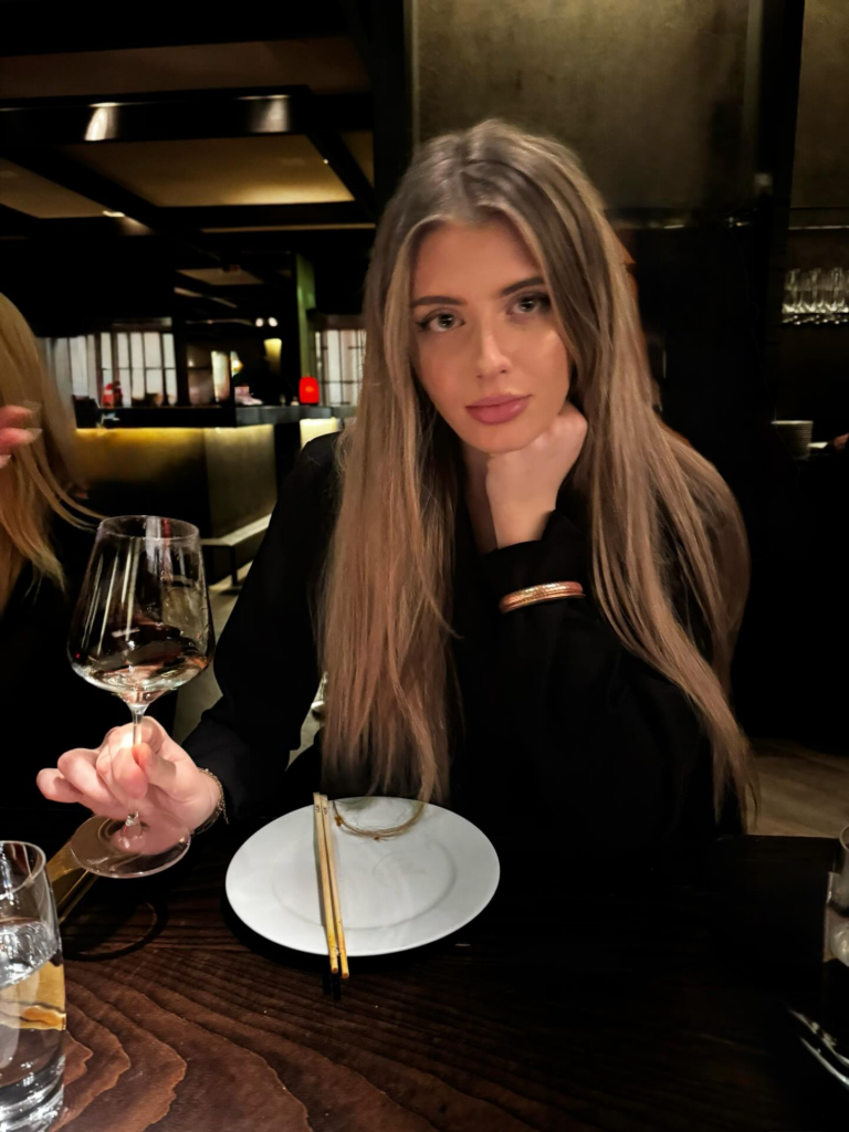 Beaudine, het zusje van Jutta Leerdam, breekt het internet met yoga-sessie: 'Waaaaaauw!'