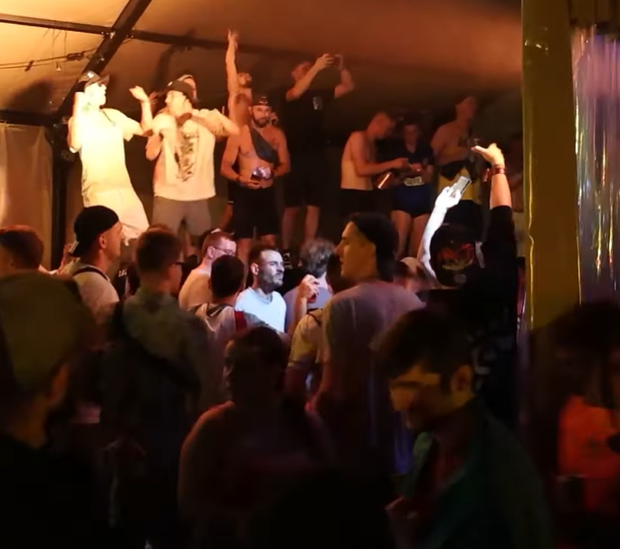 Defqon.1-dj's woedend om beelden van rellende bezoekers: 'Kom nooit meer terug!'
