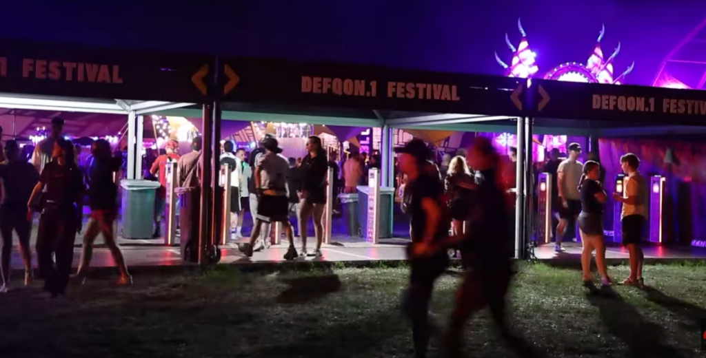 Defqon.1-dj's woedend om beelden van rellende bezoekers: 'Kom nooit meer terug!'
