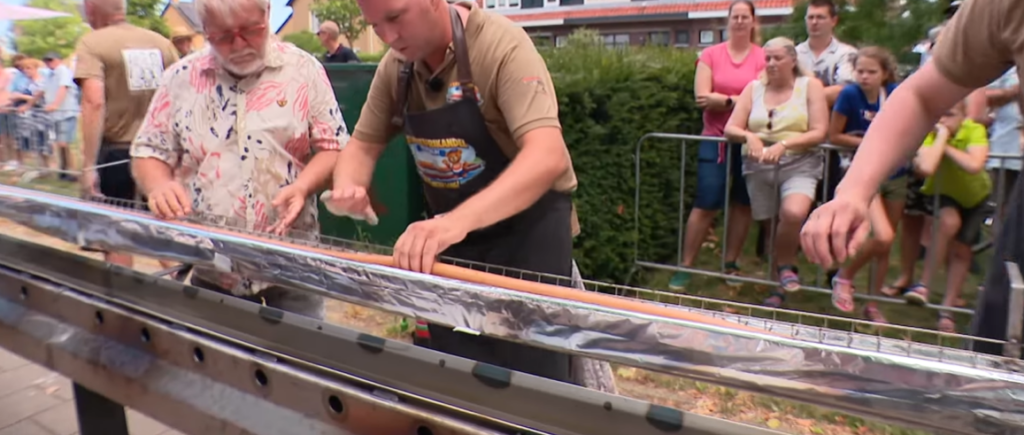 Limburgers verbreken wereldrecord door absurd lange frikandel te bakken