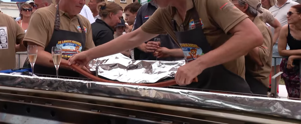 Limburgers verbreken wereldrecord door absurd lange frikandel te bakken