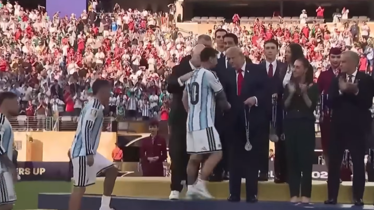 Liplezer onthult de vier woorden die Trump tegen de spelers van Spanje en Argentinië zei