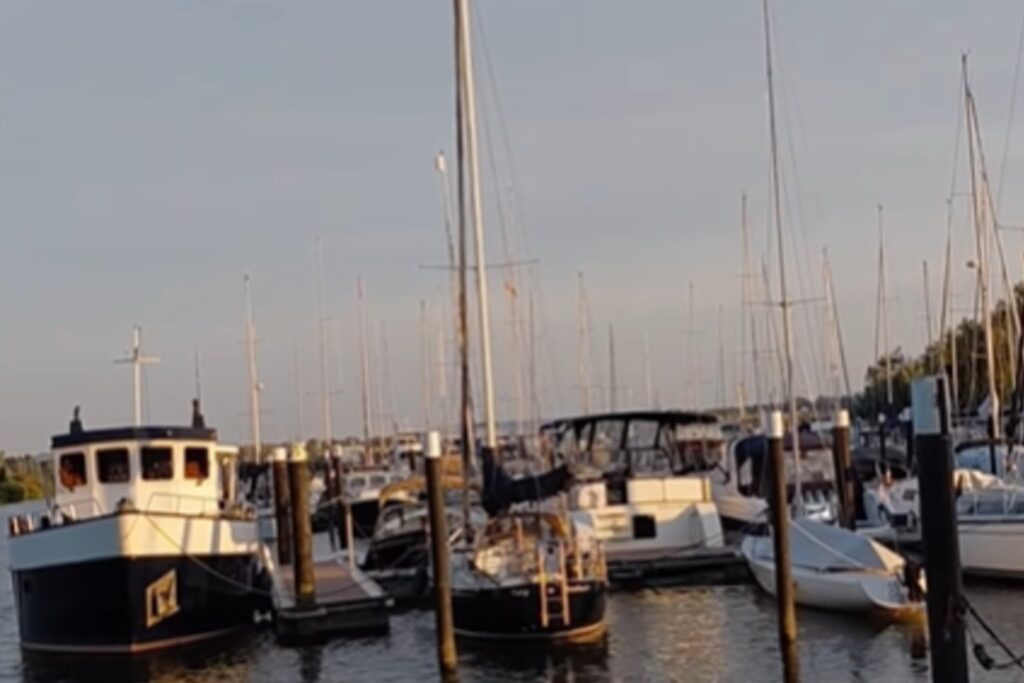Vakantievierende Emiel is helemaal klaar met aso’s die al om 07:30 aan hun boot beginnen te klussen
Een vakantie aan het water klinkt voor veel mensen al