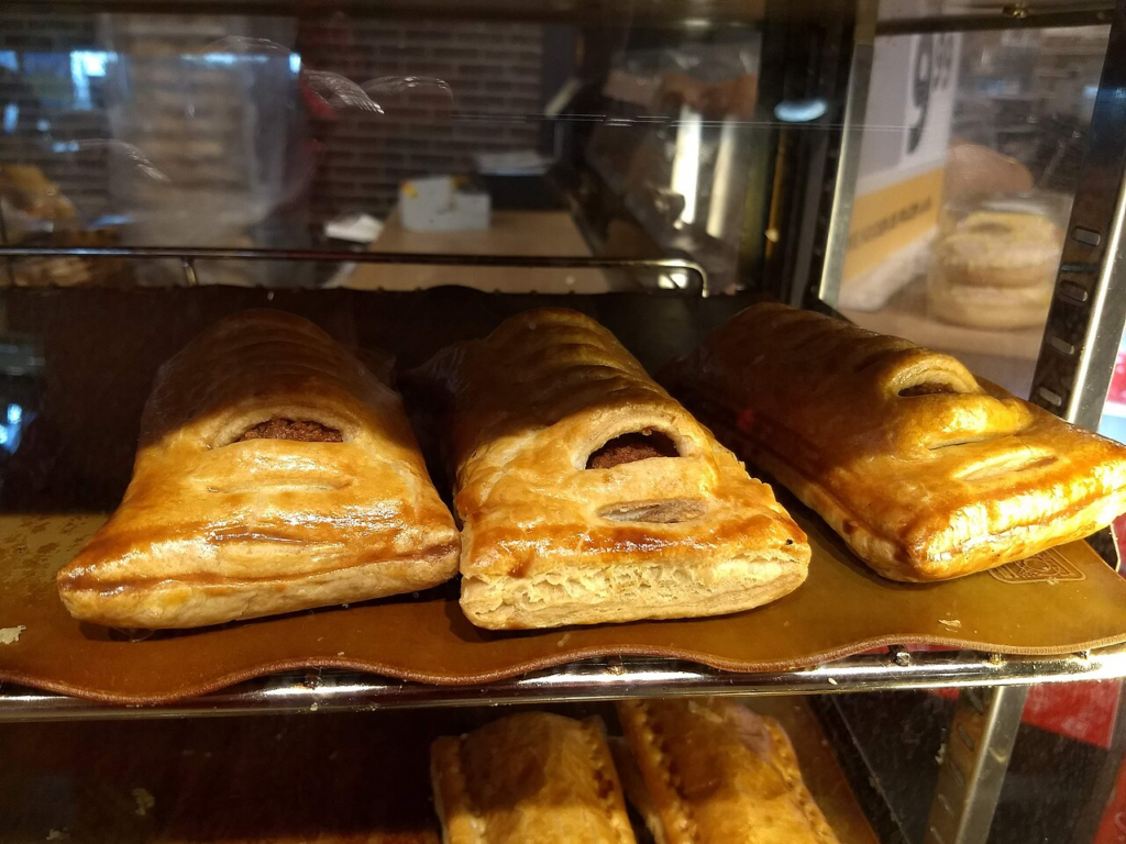 Deze geniale homemade frikandelbroodjes ga je sowieso dit weekend maken