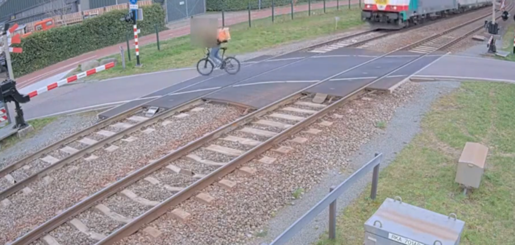Maaltijdbezorger komt erachter waarom je echt beter kunt wachten tot de spoorbomen geopend zijn 