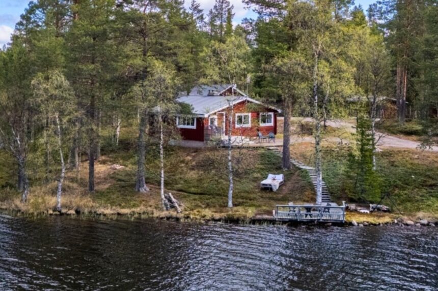 Dit charmante lakehouse in Zweden staat te koop voor een absoluut spotprijsje!