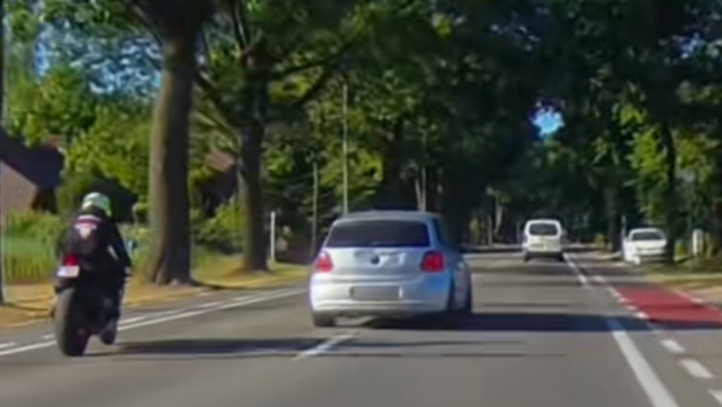 Motorrijder krijgt break-check van provocerende VW Polo, bestuurder krijgt al snel spijt 