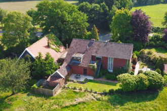 Duitse paardenboerderij met 2 woningen op 3 km van Nederlandse grens voor een prikkie op Funda!