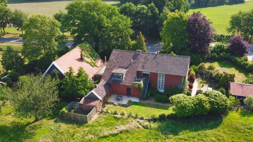 Duitse paardenboerderij met 2 woningen op 3 km van Nederlandse grens voor een prikkie op Funda!