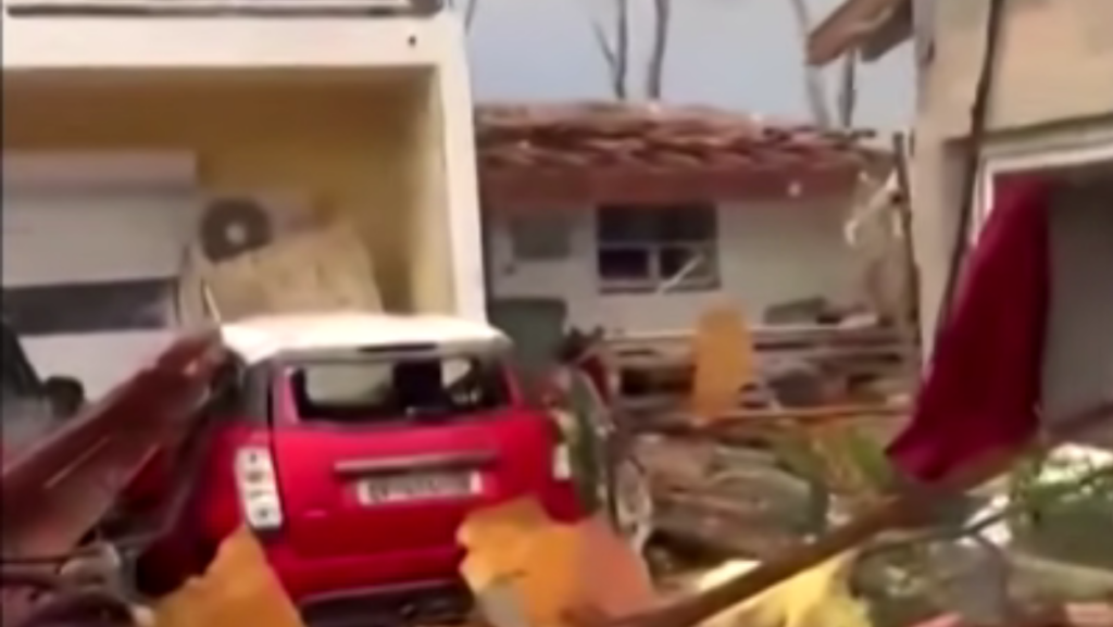 Enorme tornado raast door Frankrijk en richt grote schade aan (Beelden)
