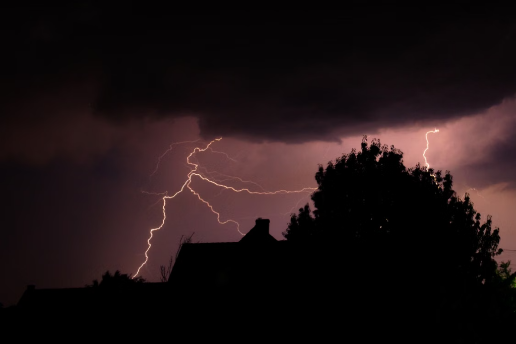 Onweersbuien in deel van land: Code Geel-waarschuwing door KNMI