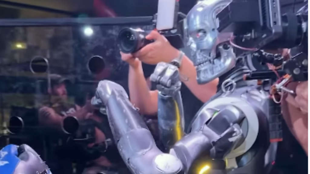 Gevecht tussen influencer en Terminator-robot in MMA-kooi heeft (niet zo) verrassende uitkomst